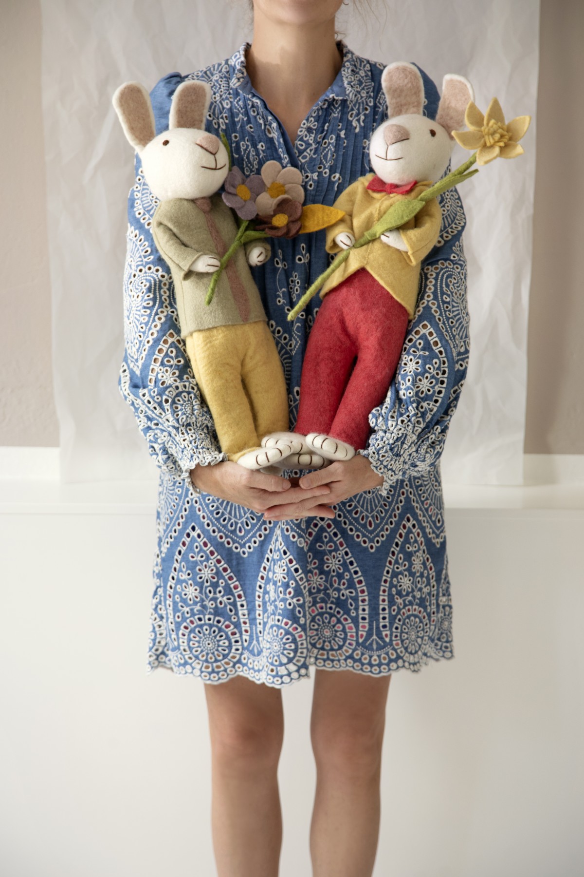 Gry & Sif handgefilztes Hasenmädchen groß mit Rock und Strickjacke 27 cm zum Hinstellen