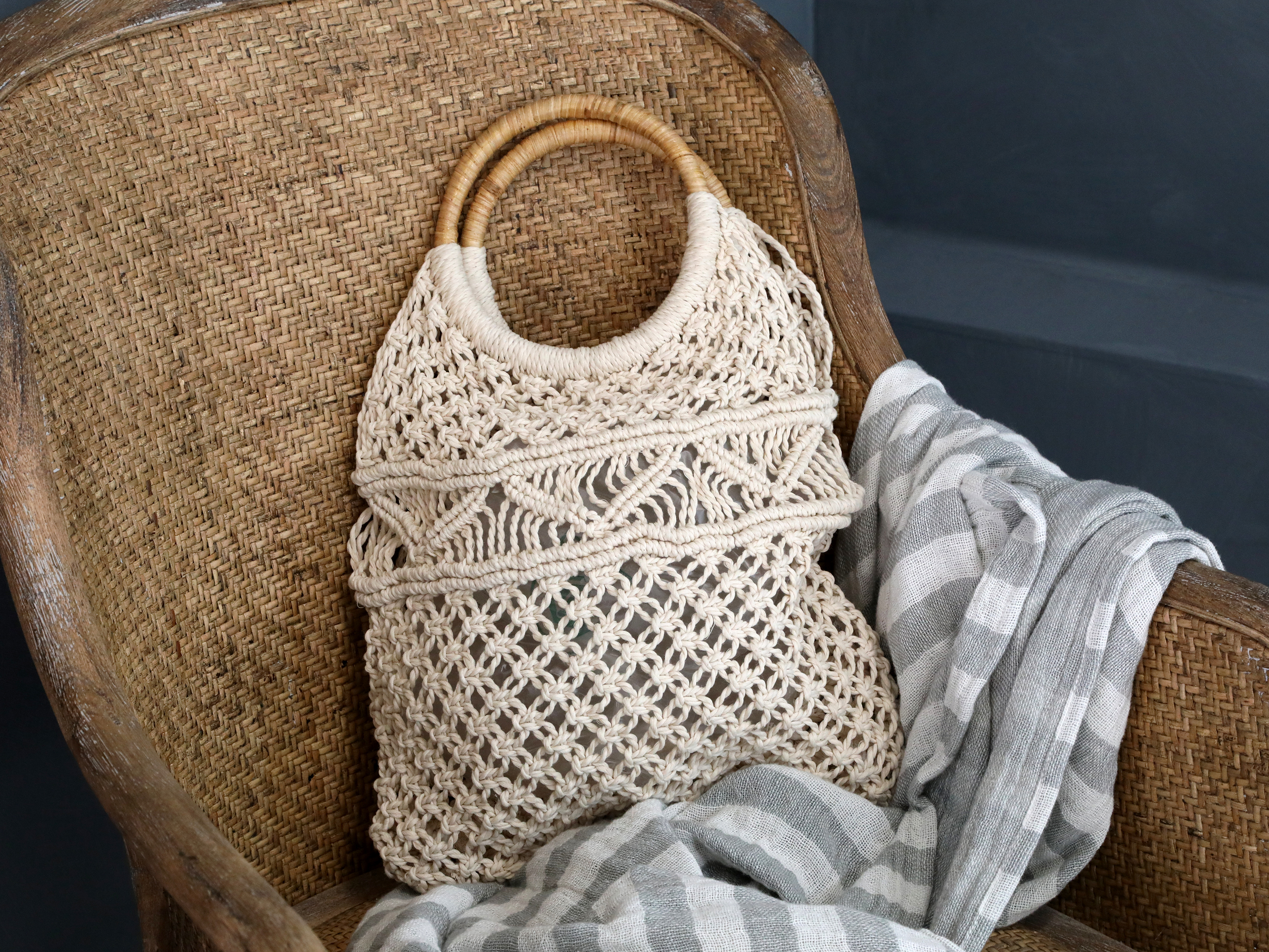 Chic Antique Netztasche gehäkelt mit rundem Rattanhenkel