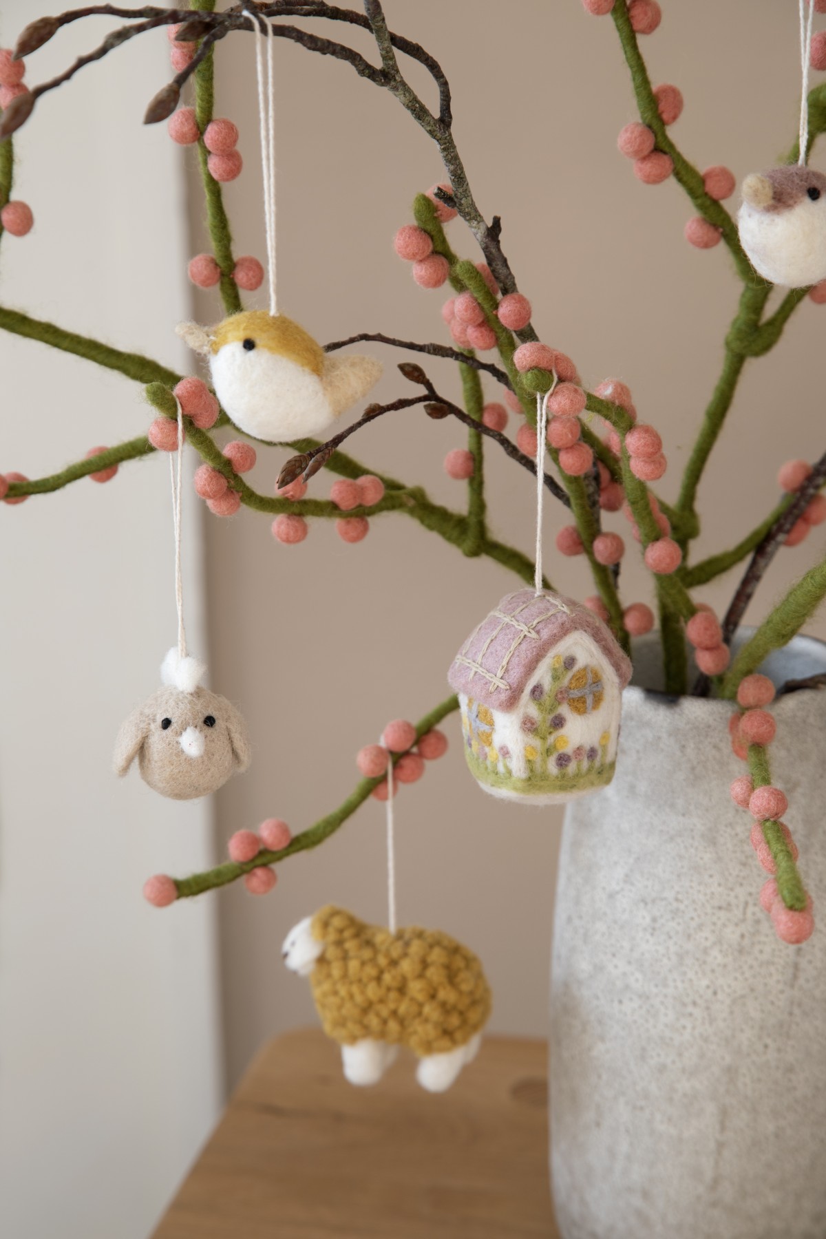 Gry & Sif handgefilztes weißes Schäfchen groß mit bordeauxfarbener Hose und gelber Blume 27 cm