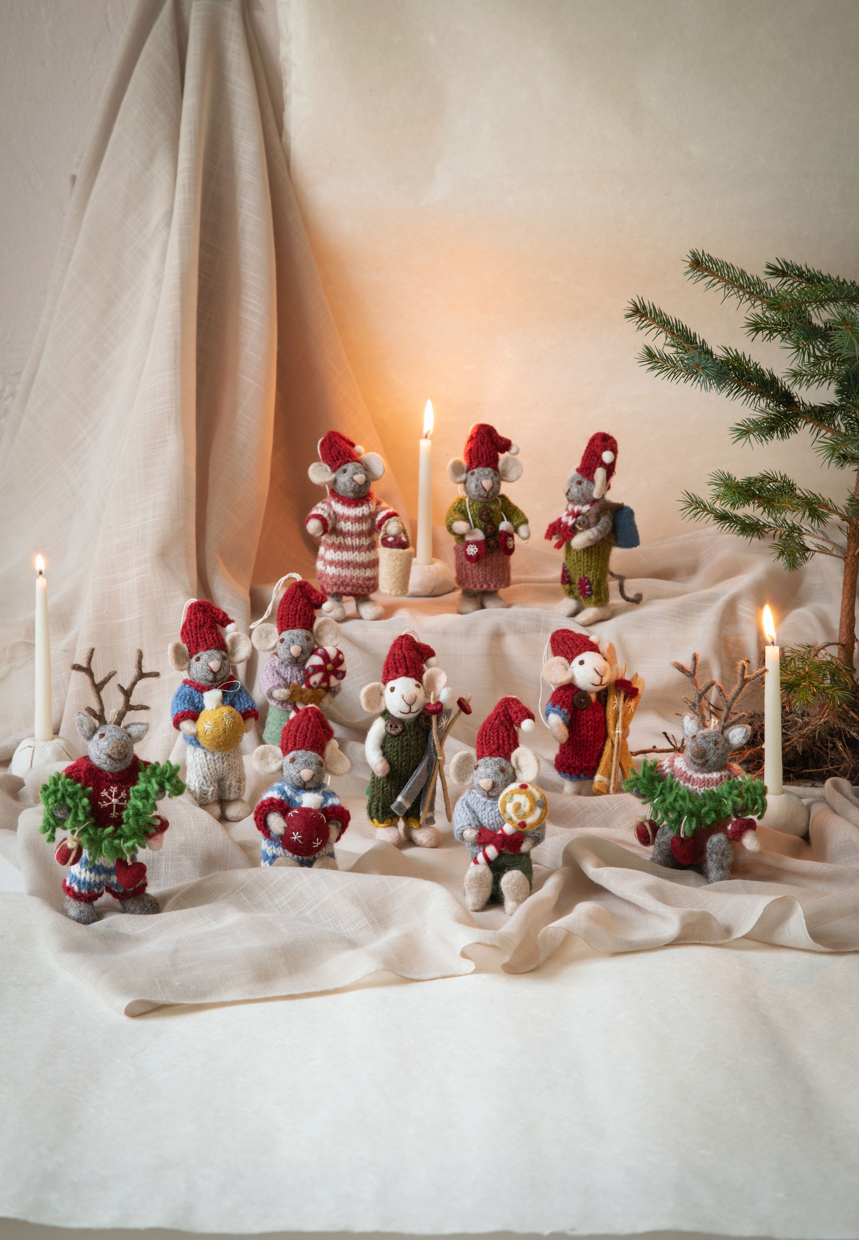 Gry & Sif handgefilztes weißes Mäusemädchen mit rotem Kleidchen und Skiern