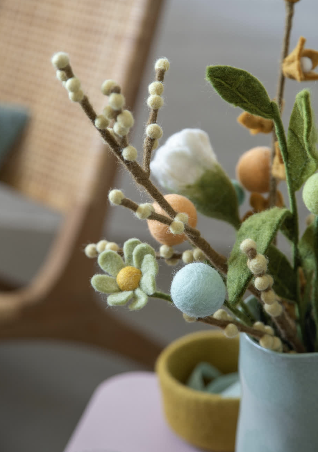 Gry & Sif handgefilzte Eieranhänger mit zarter Blumenstickerei beige, blau und weiß 100% Handarbeit 3-er Set