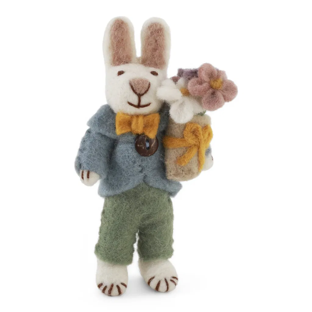 Gry & Sif handgefilzter weißer Hasi mit Geschenk und Blumenstrauß
