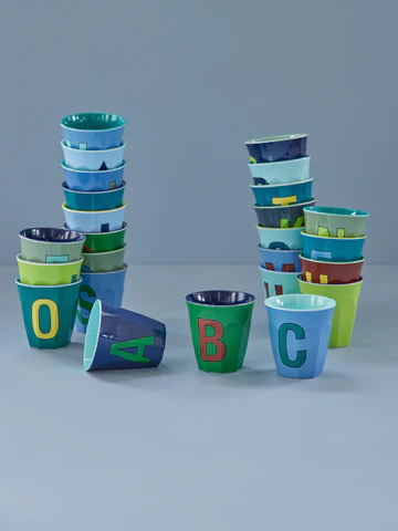 RICE Melamin Buchstabenbecher mehrfarbig Blautöne medium komplettes Alphabet