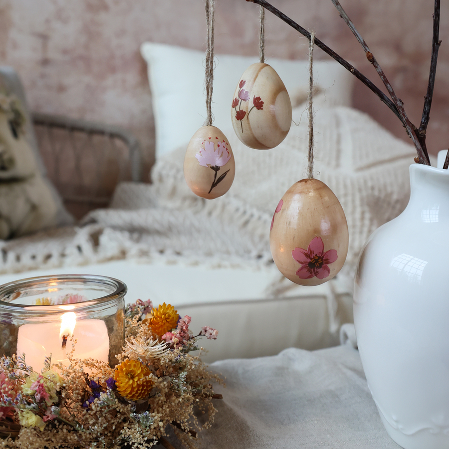 Chic Antique Osterei mit Holz und Blumen