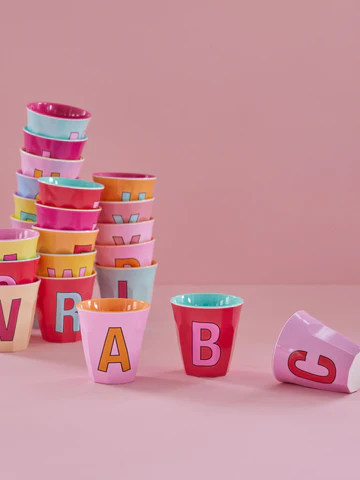 RICE Melamin Buchstabenbecher mehrfarbig Pinktöne medium komplettes Alphabet