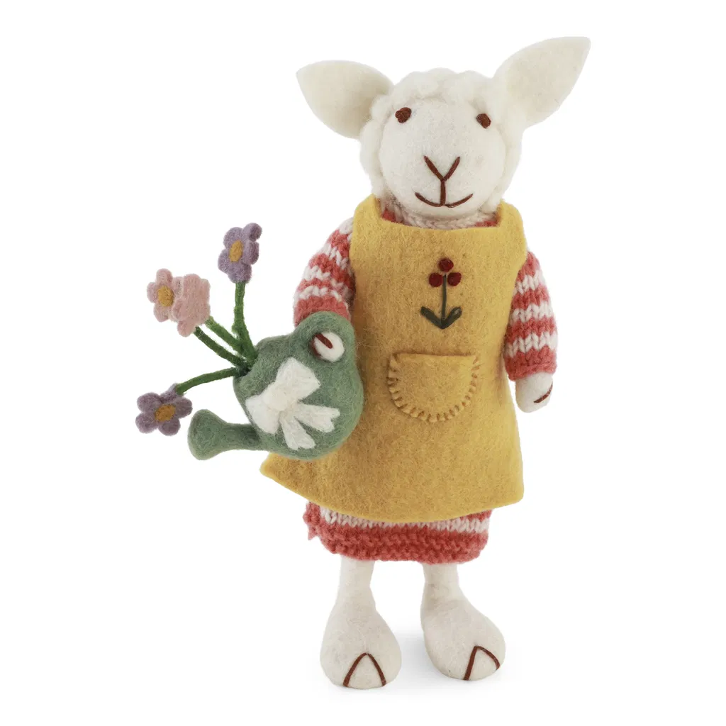 Gry & Sif X-large handgefilztes weißes Schäfchen mit grüner Gießkanne