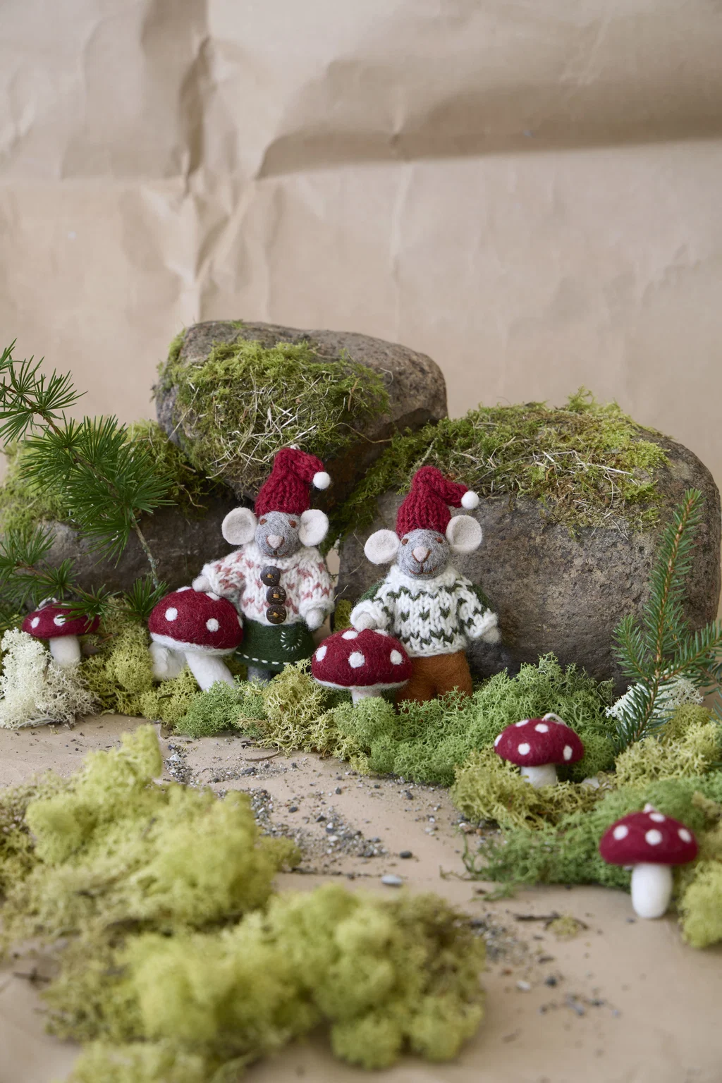 Gry & Sif handgefilztes Mäusemädchen mit Fliegenpilz small girly mouse w. mushroom