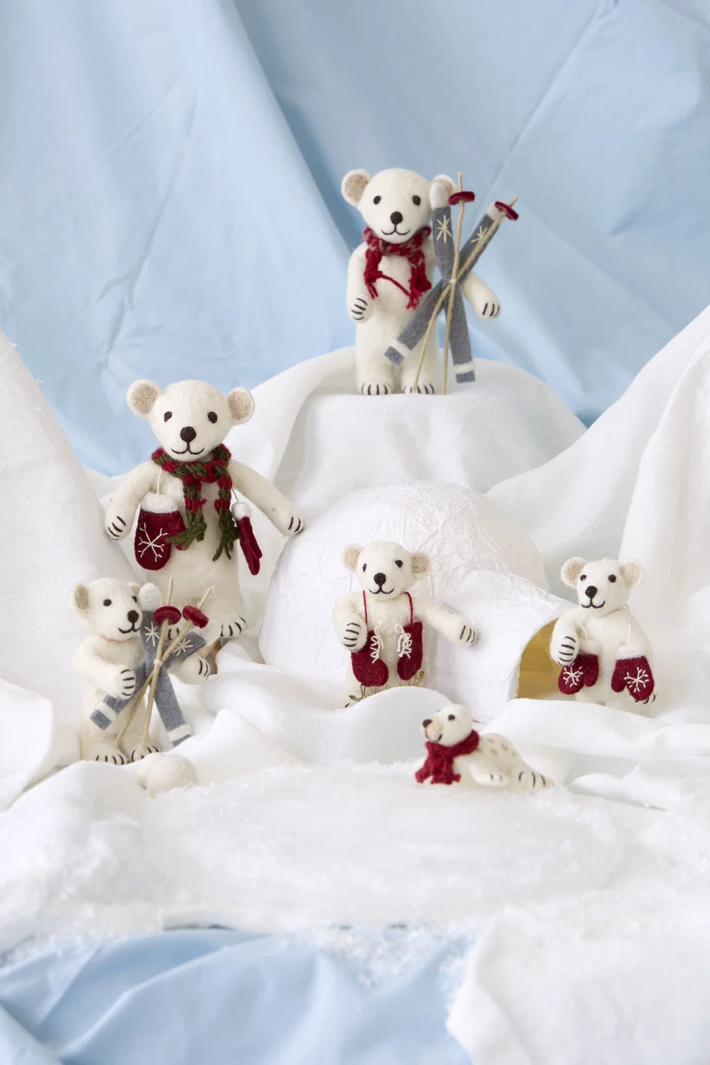 Gry & Sif handgefilzter weißer Eisbär mit Handschuhen White polar Bär with mittens