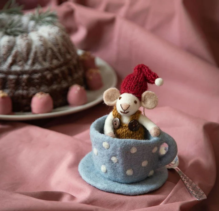 Gry & Sif Maus in blauer Tasse Mouse in blue Coffee cup