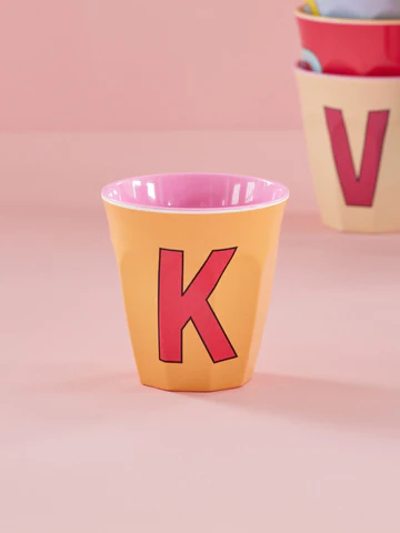 RICE Melamin Buchstabenbecher mehrfarbig Pinktöne medium komplettes Alphabet