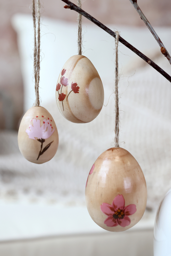 Chic Antique Osterei mit Holz und Blumen