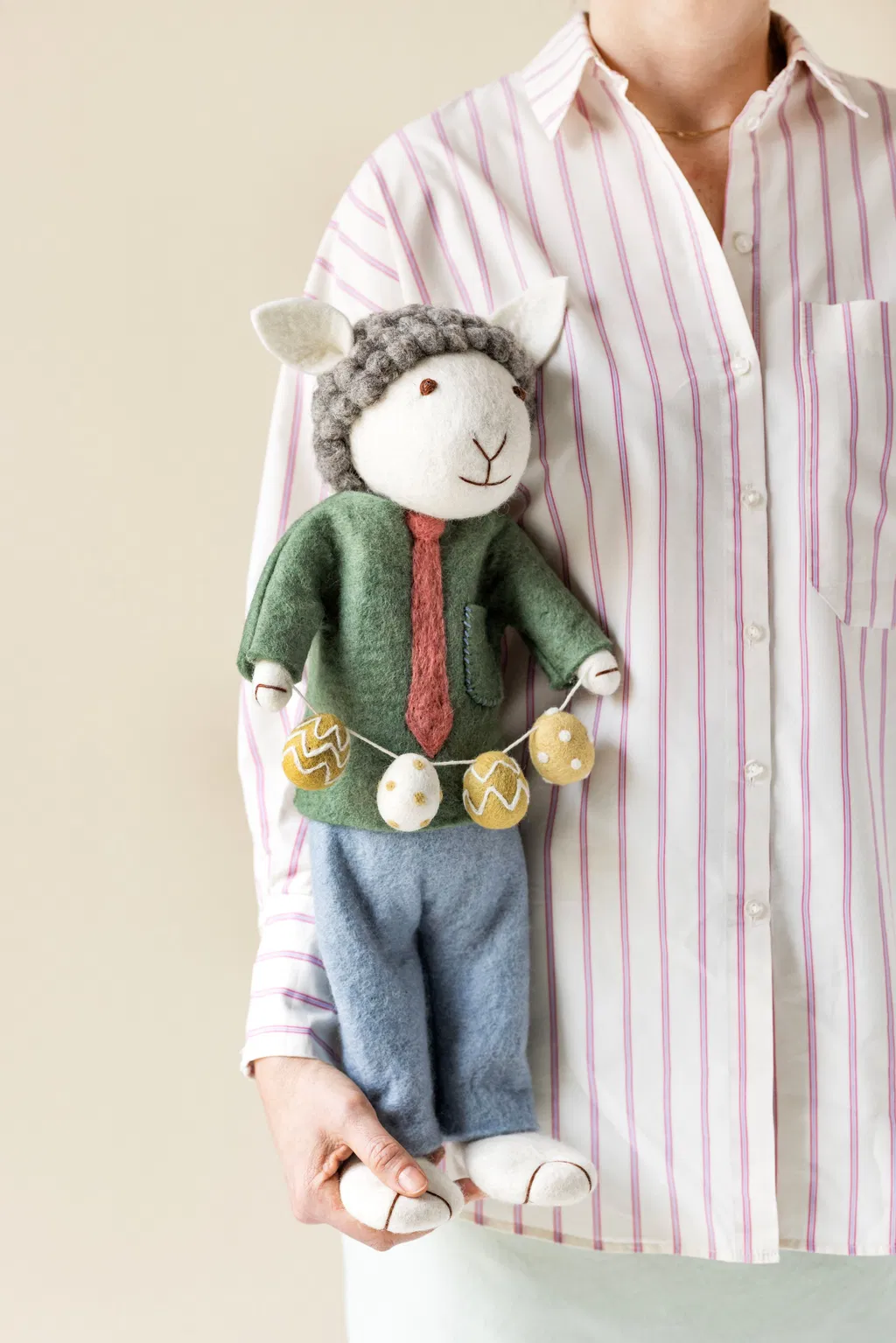 Gry & Sif handgefilzter großer Schäfchen Junge mit österlicher Girlande X-large