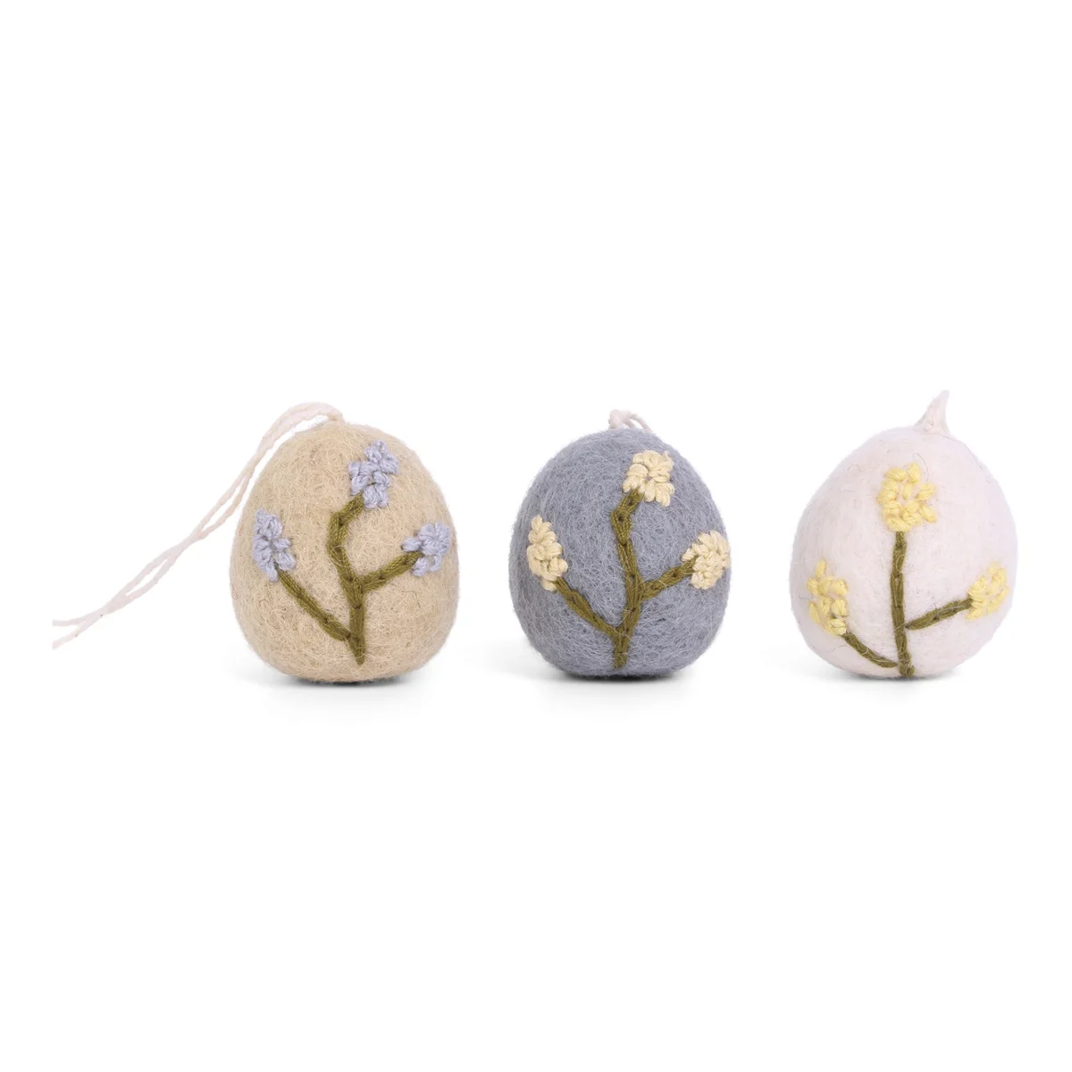 Gry & Sif handgefilzte Eieranhänger mit zarter Blumenstickerei beige, blau und weiß 100% Handarbeit 3-er Set