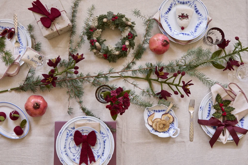 Gry & Sif handgefilzter weihnachtlicher Kranz mit Beeren, Blättern und Eicheln ...auch schön im Herbst