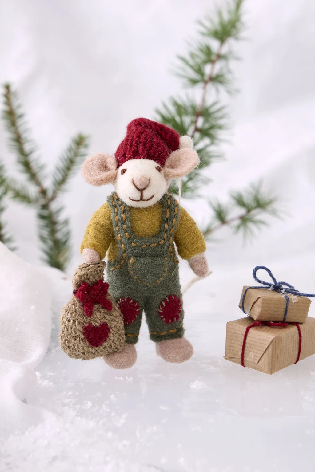 Gry & Sif handgefilzter weißer Mäusejunge mit grüner Latzhose und Geschenkbeutel