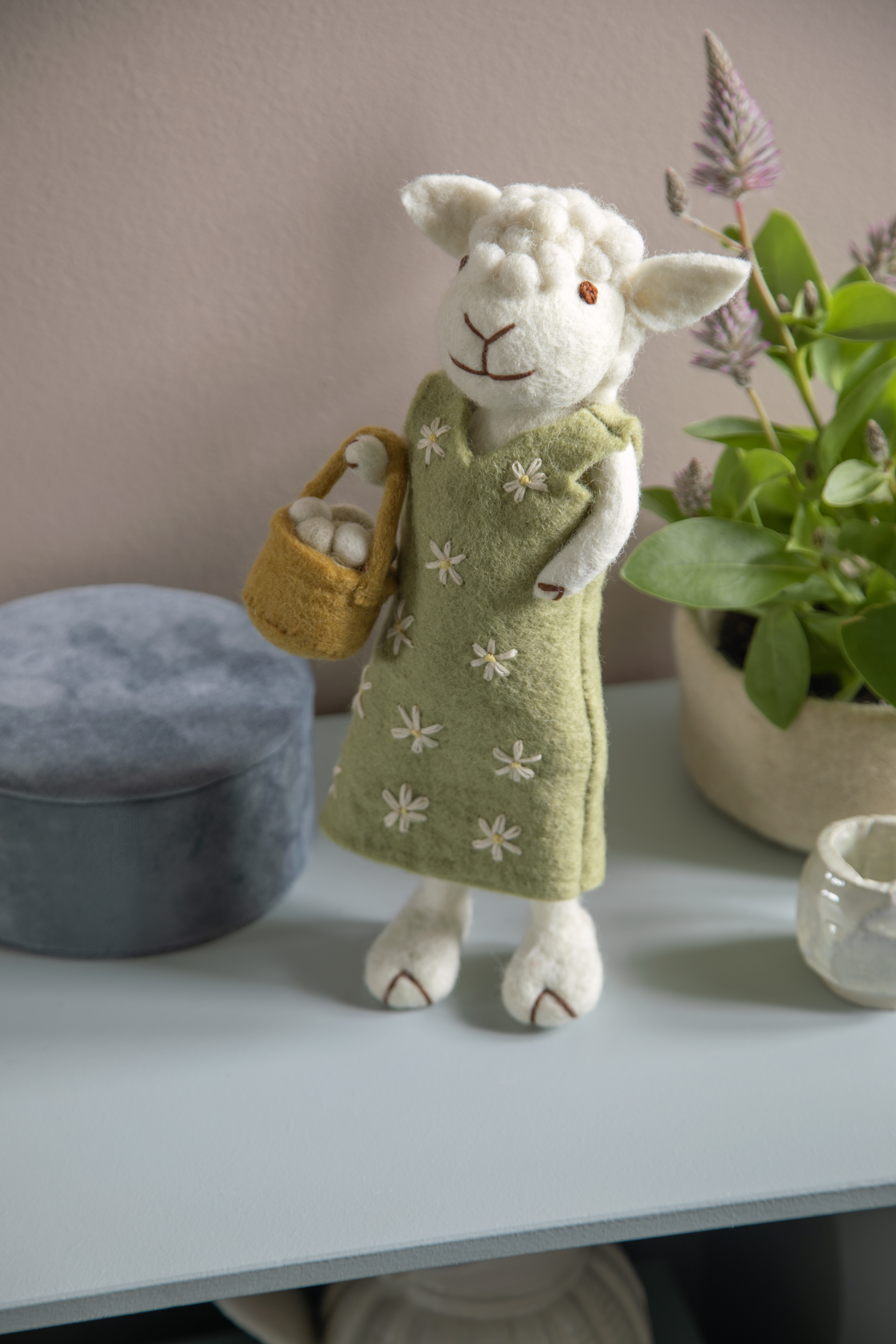 Gry & Sif handgefilztes weißes Schäfchen mit grünem bestickten Kleidchen und Eierkörbchen 11 cm
